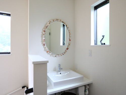 貝殻の鏡がお洒落な洗面