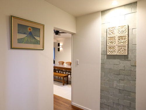 玄関にはライムストーンのレリーフ