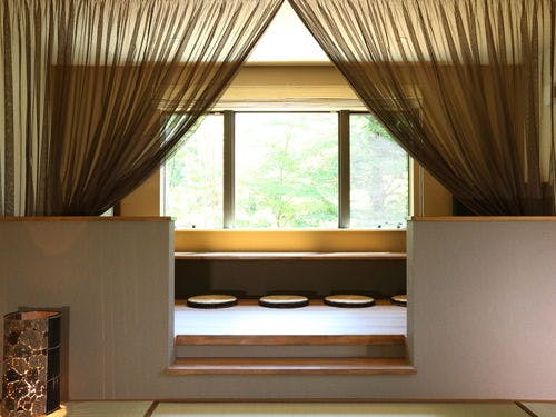 森を眺めるラウンジ