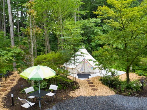 プライベートの庭にあるテント