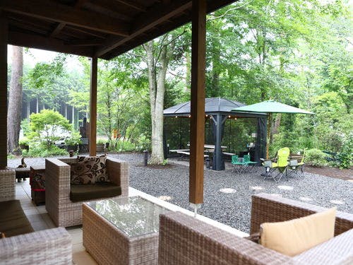 森を眺める24平米のテラス