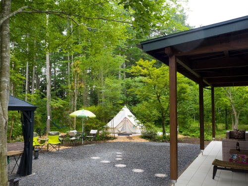 森を眺めるテラス