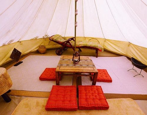 敷地内のグランピングテント