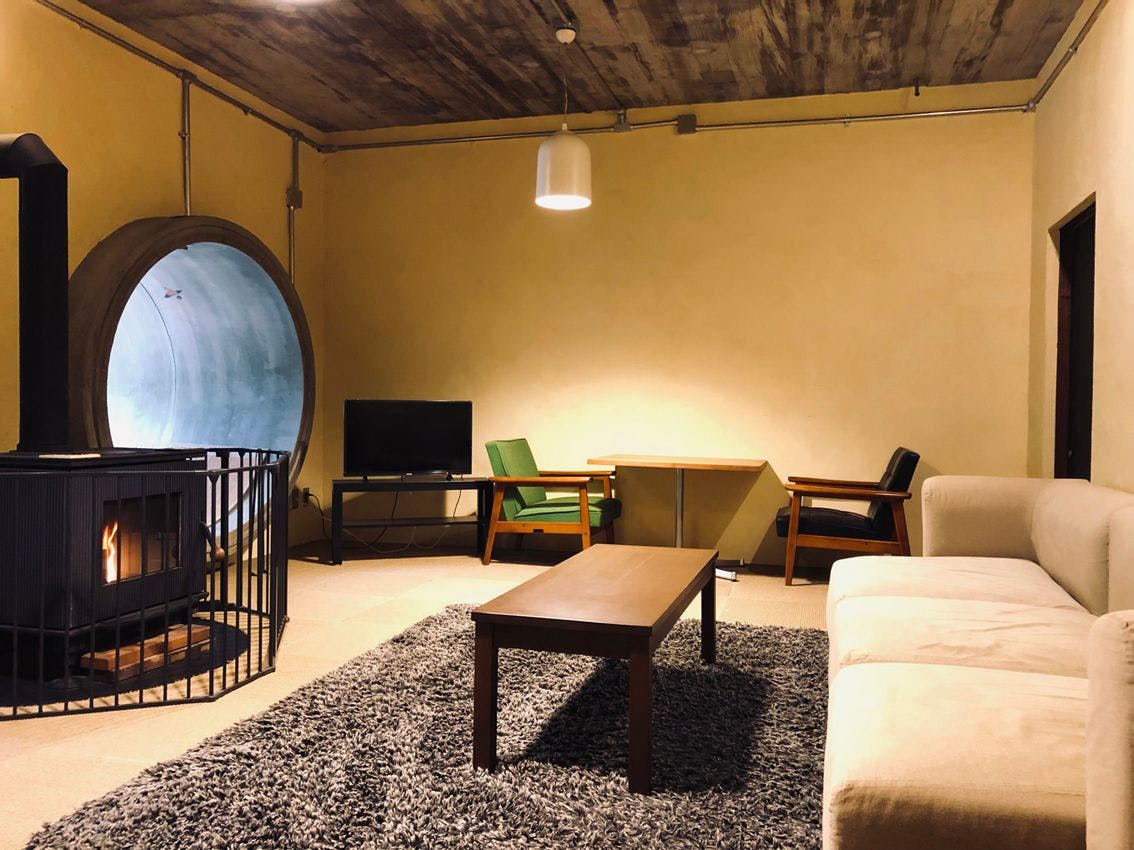 ผ่อนคลายในห้องนั่งเล่นที่มีเตาไม้♪