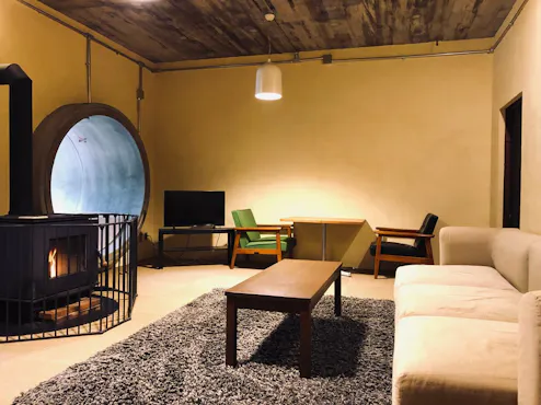 ผ่อนคลายในห้องนั่งเล่นที่มีเตาไม้♪