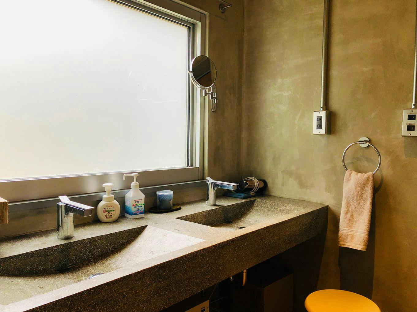 นี่คือห้องล้างหน้าภายในสิ่งอำนวยความสะดวก