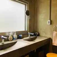 นี่คือห้องล้างหน้าภายในสิ่งอำนวยความสะดวก