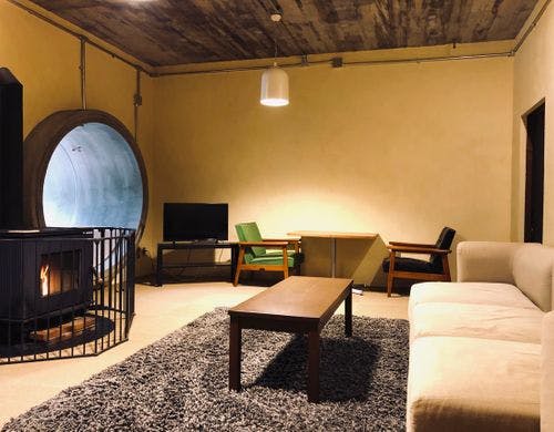 お部屋には大きなトンネル窓が！