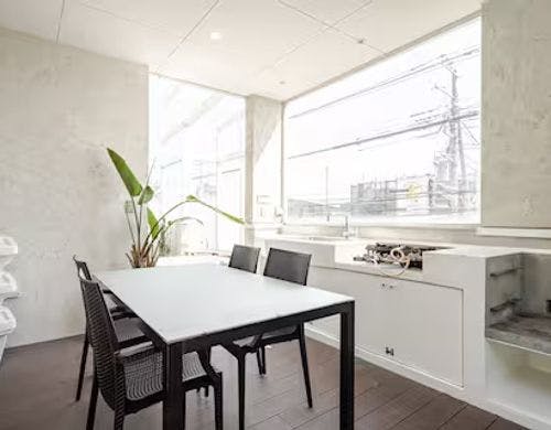 滞在を彩る開放的な屋外キッチンスペース