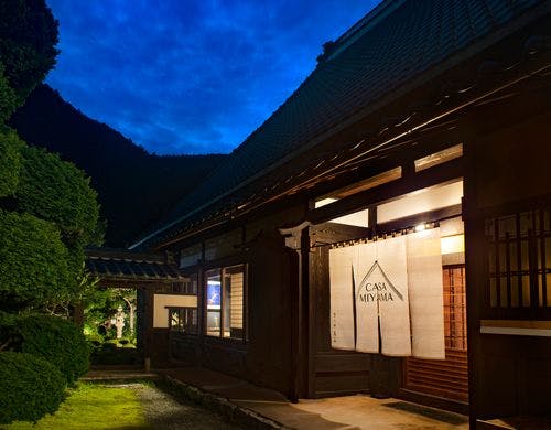 本館 CASA MIYAMA の庭園を眺める露天風呂