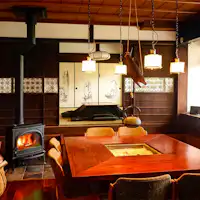 囲炉裏テーブルと和室