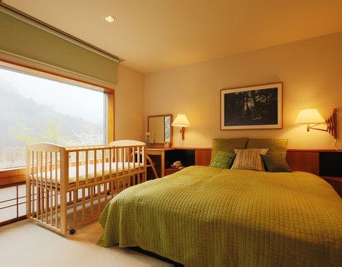 クイーンベッドとベビーベッドのお部屋