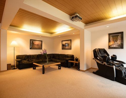 リビングには大きなソファ