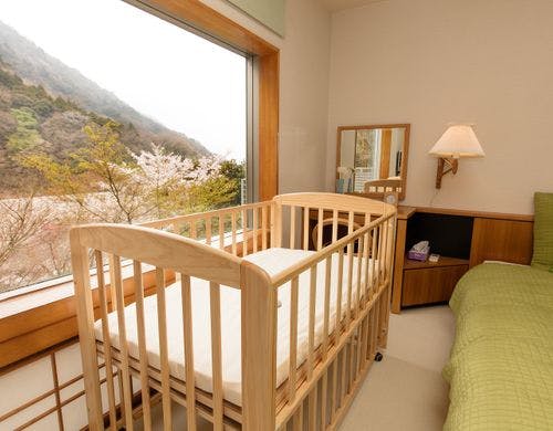 小さなお子様も安心なベビーベッド付き