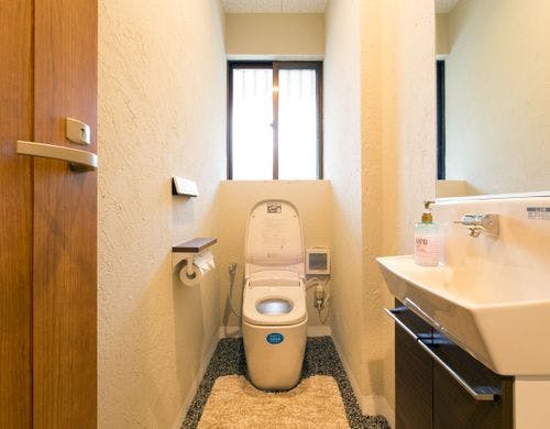 【トイレ】温水シャワー洗浄機付便座です