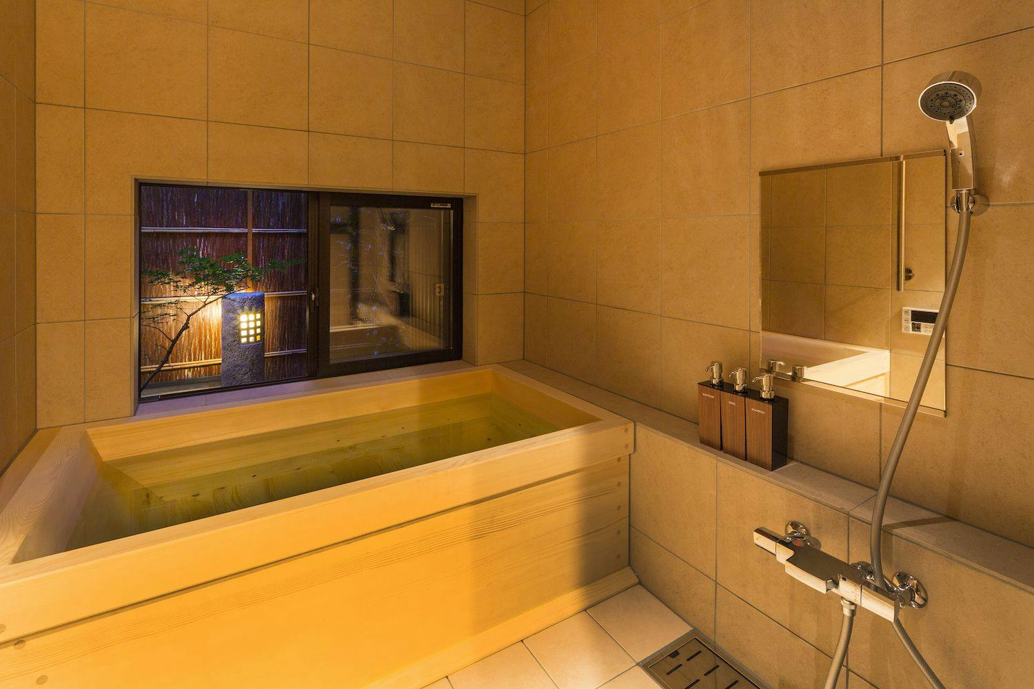 อ่างอาบน้ำหรูหราสไตล์มาคิในอาคารสองชั้นคาเอเดะ