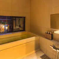 อ่างอาบน้ำหรูหราสไตล์มาคิในอาคารสองชั้นคาเอเดะ