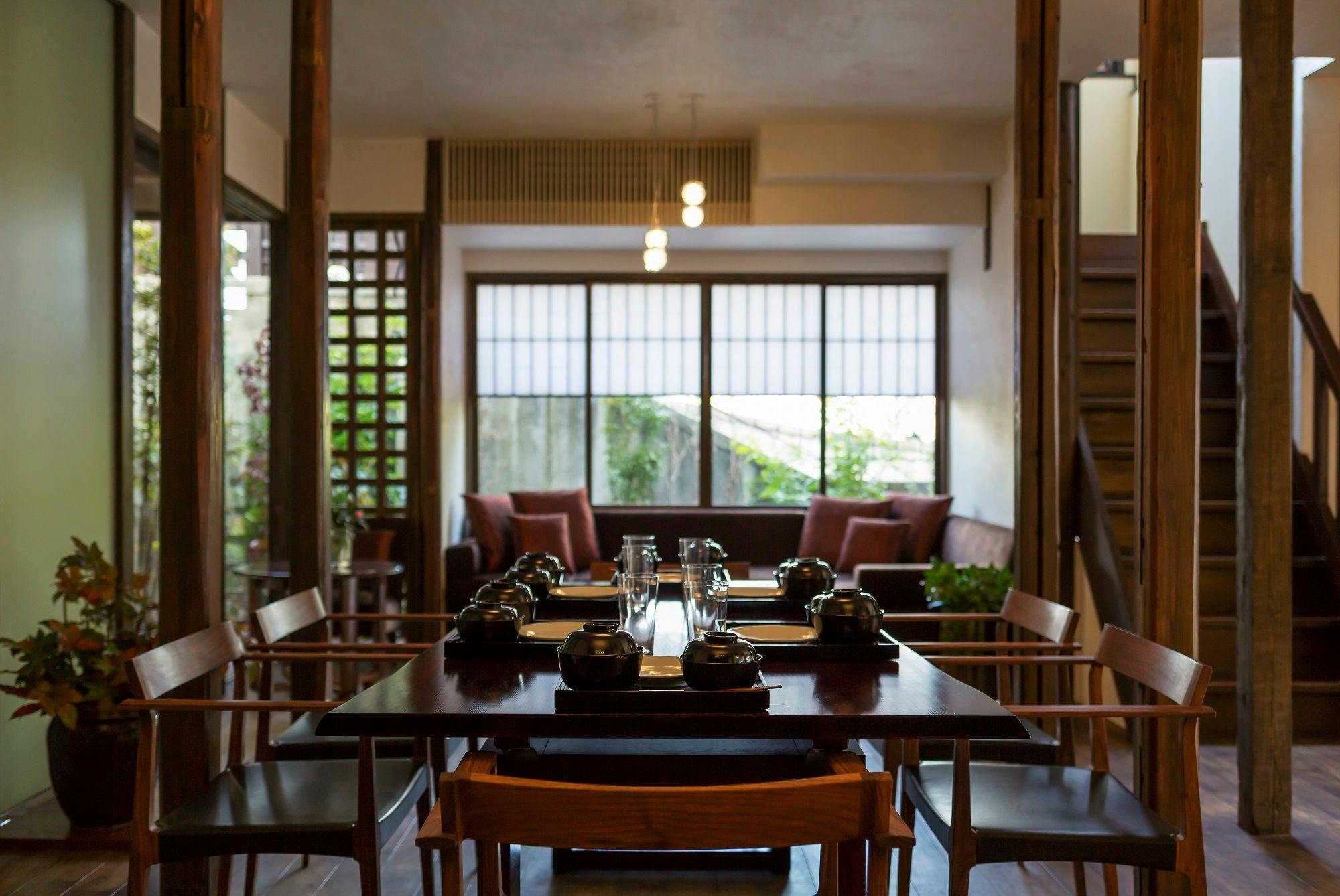 東側ダイニング（望、一棟貸切共にご利用）