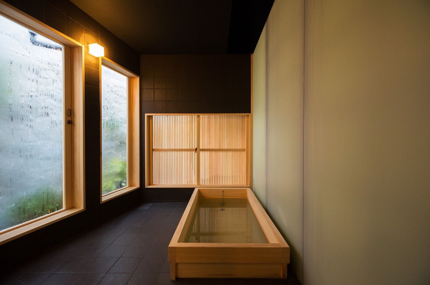 東側・1F檜風呂