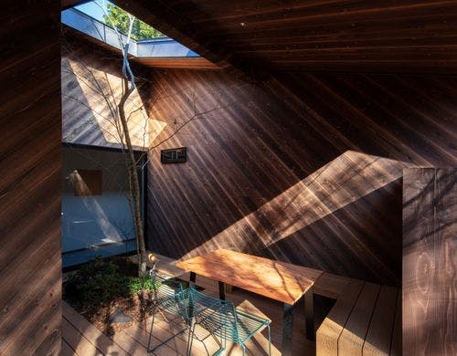 OKU SUITE 中庭テラス