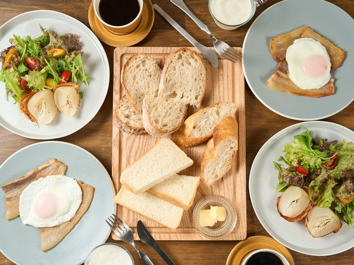 섬의 풍요로움을 한 접시에 담은 오리지널 서양식 조식