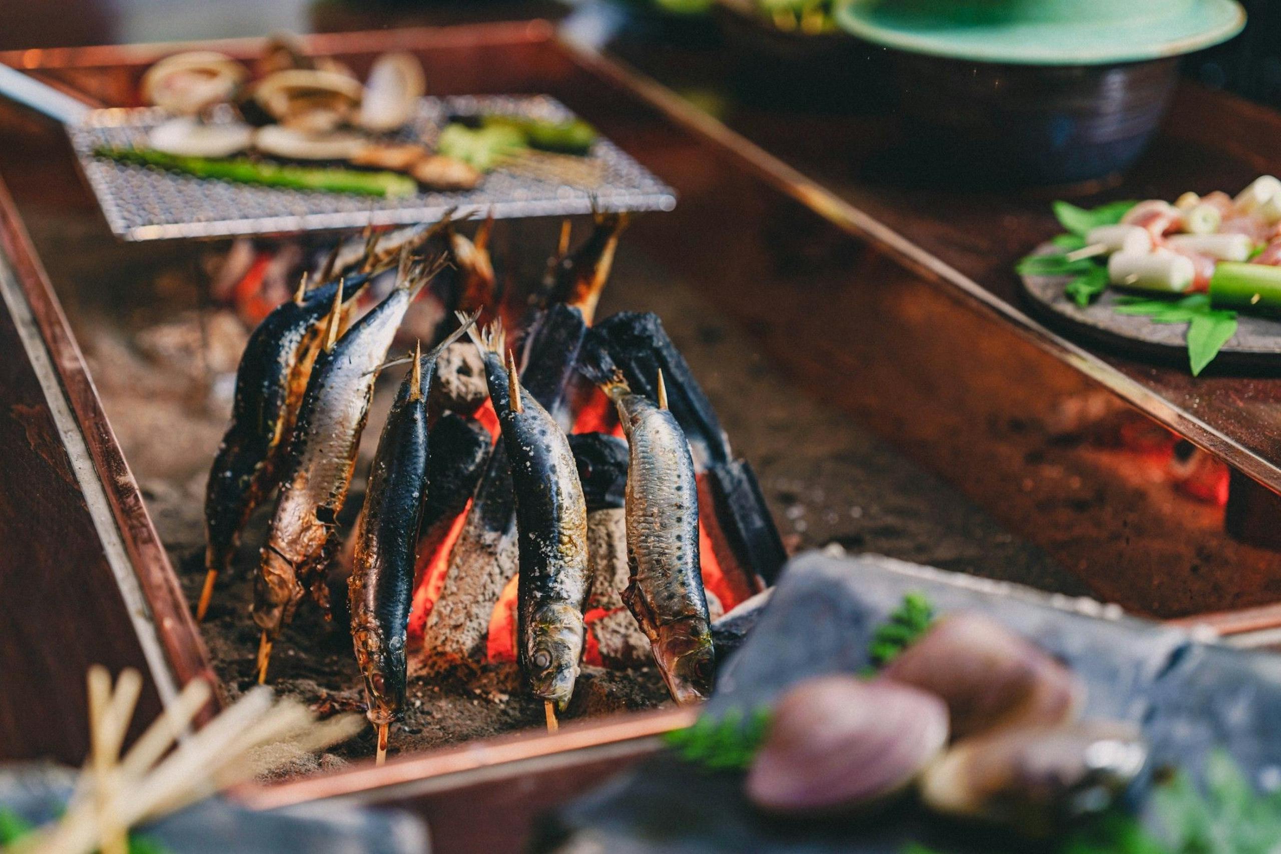 囲炉裏で焼ける魚
