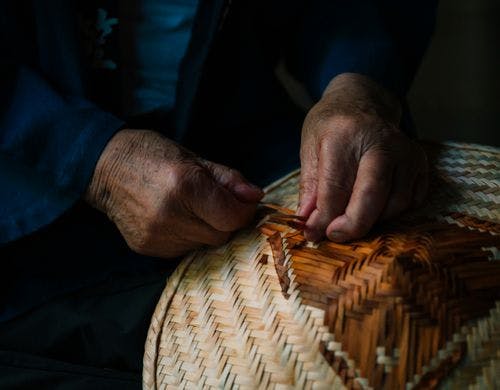 伝統工芸品の蝉笠を編む職人