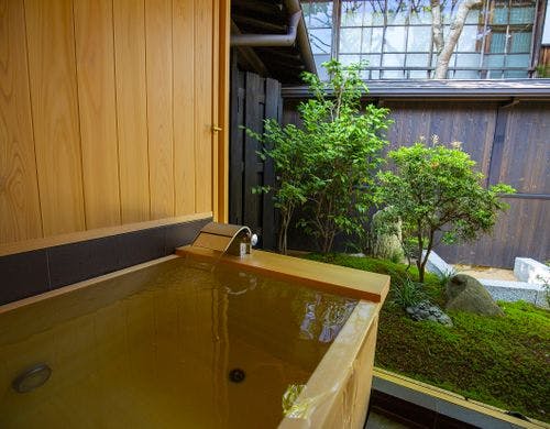 飛騨檜の浴槽と中庭
