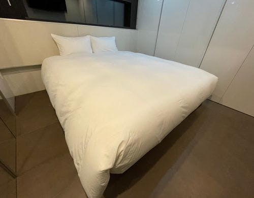寝室キングベッド