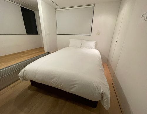 寝室ダブルベッド
