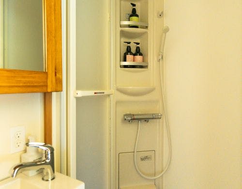 タイニーホテル トリプル　シャワー室