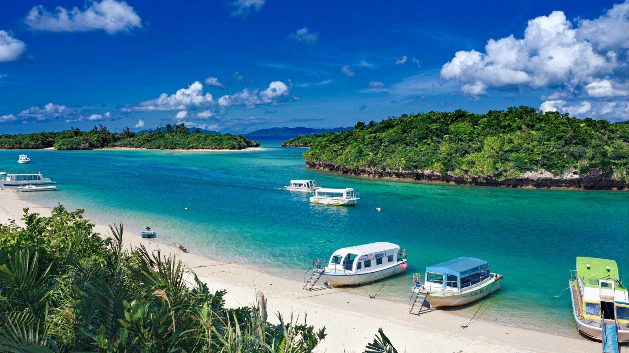 川平湾の透き通るビーチ