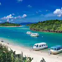 川平湾の透き通るビーチ