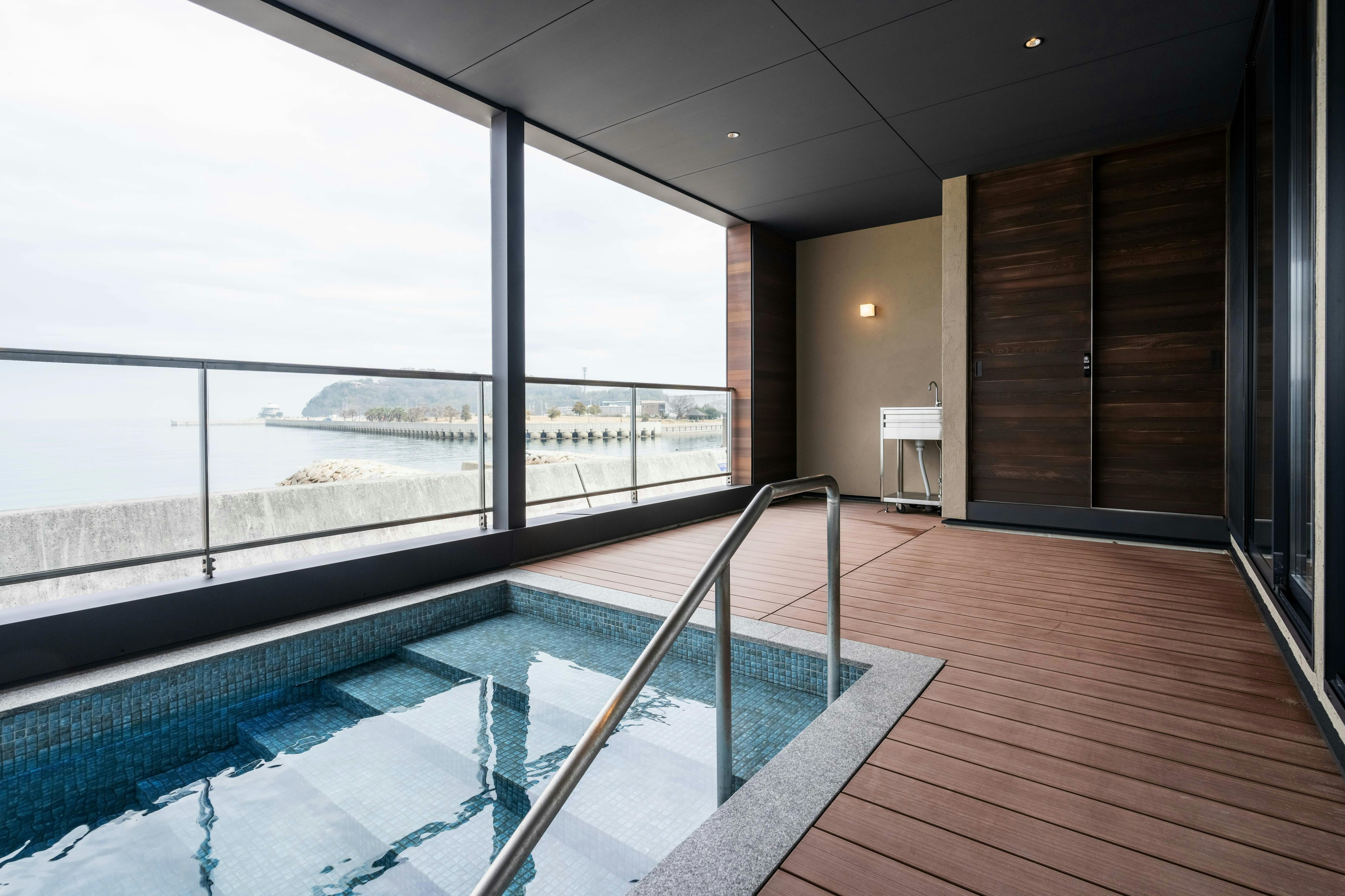 プールは夏季のみ（7~9月）の運転