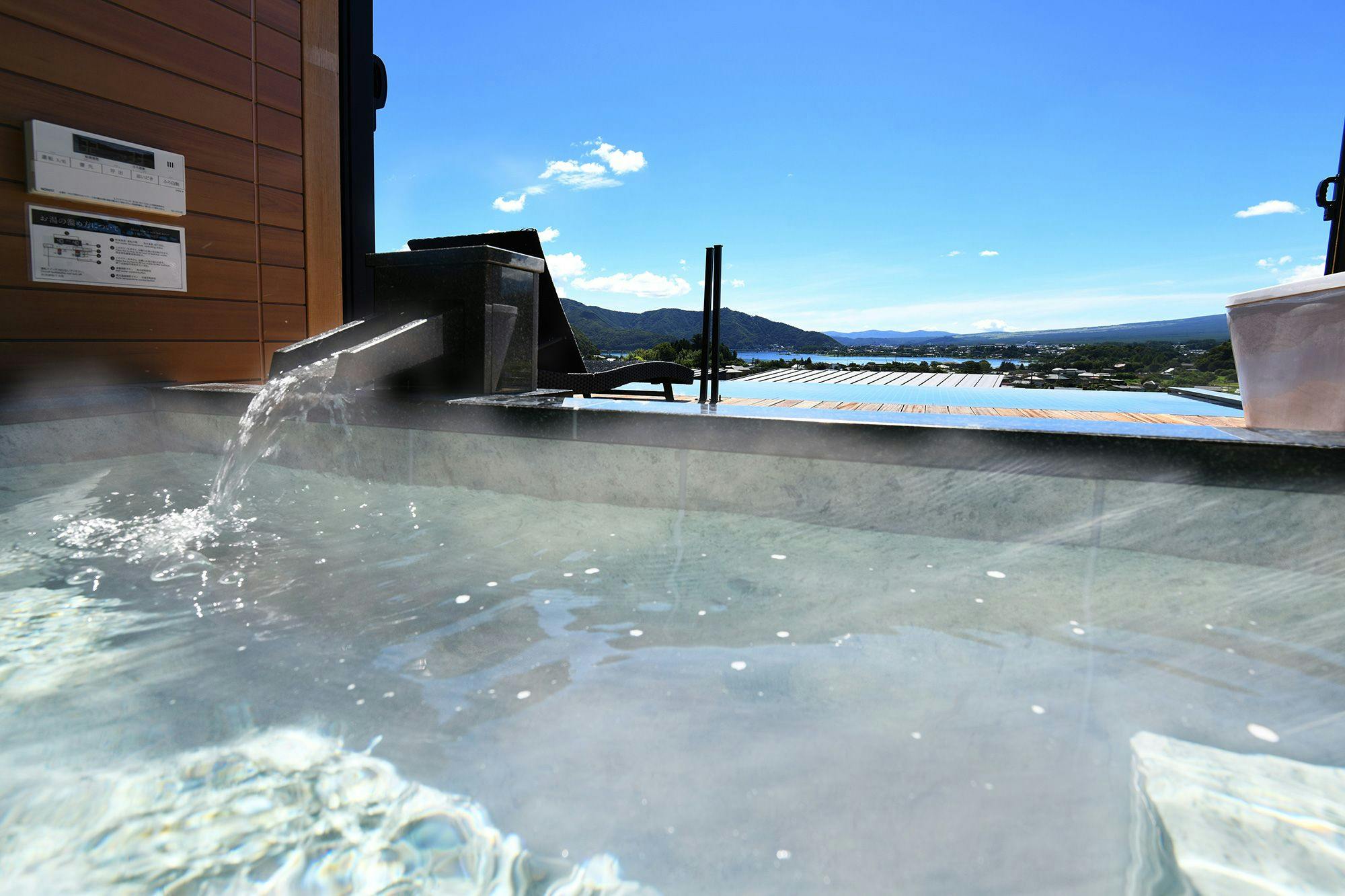 วิลล่าหรู
น้ำพุร้อนธรรมชาติพร้อมอ่างอาบน้ำกลางแจ้ง