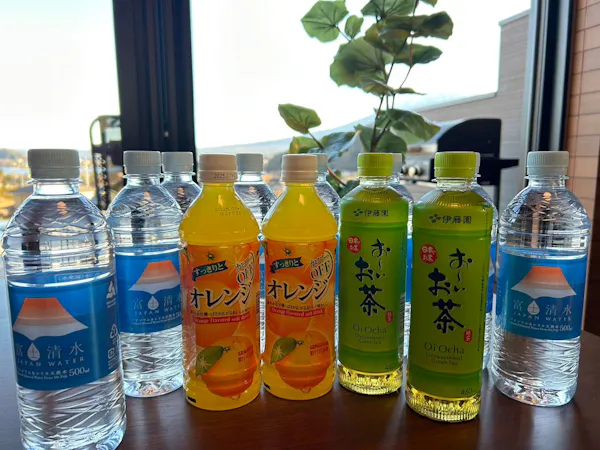 天然水、オレンジジュース、お茶をご用意