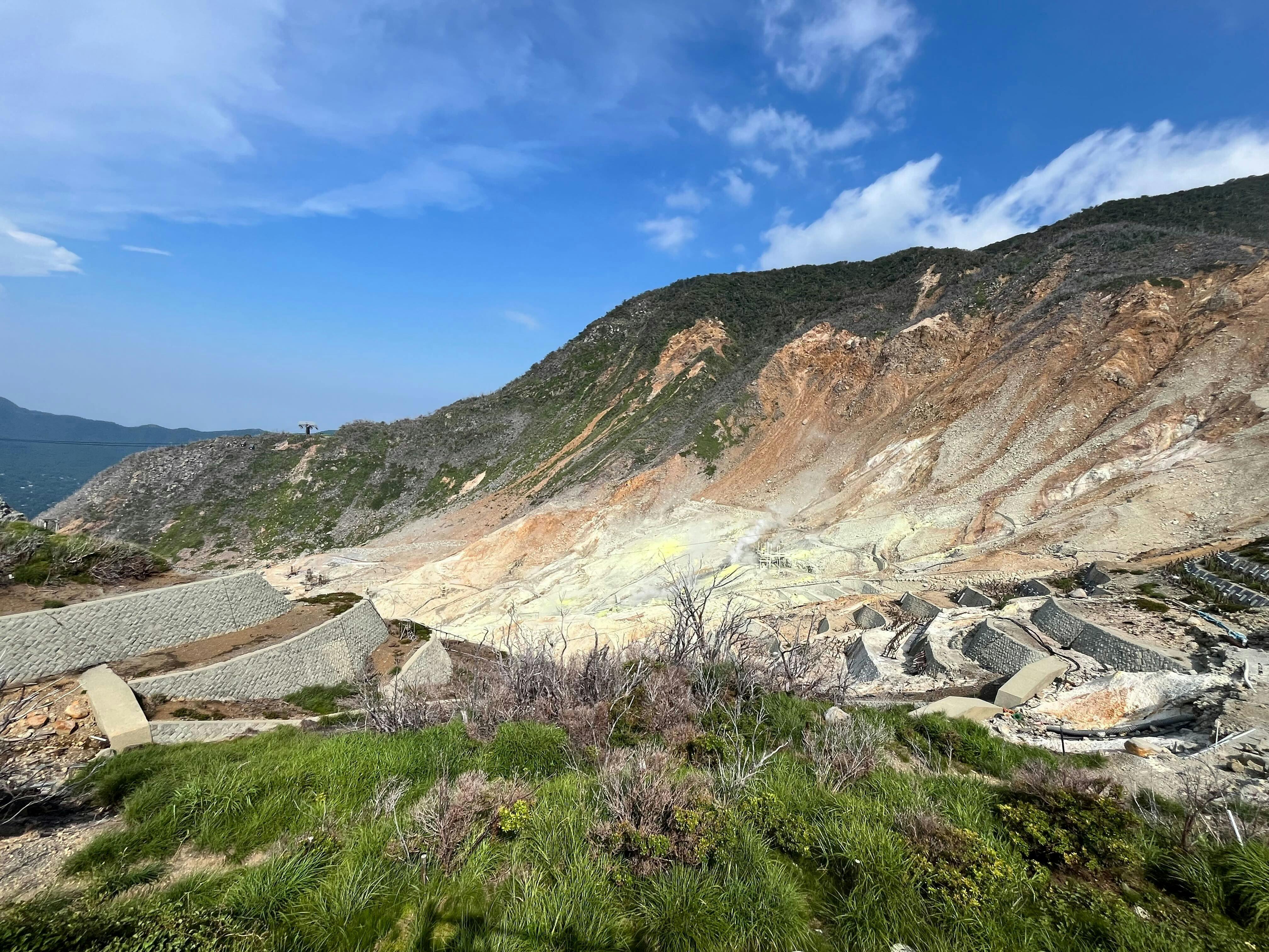 大涌谷：車で約15分