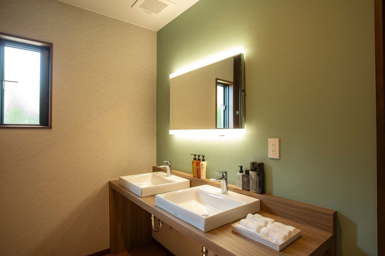 1階浴室前に洗面台とアメニティ