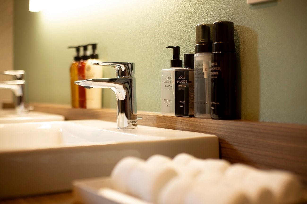 浴室前にアメニティをご用意