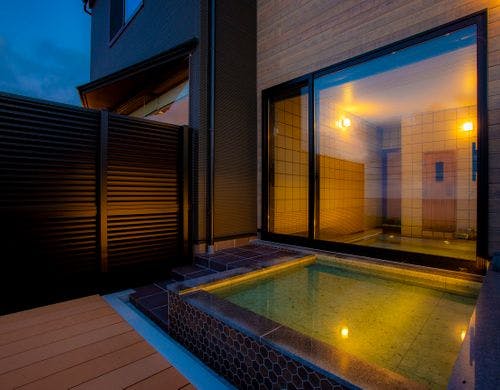 浴室には、天然温泉、サウナ。外には水風呂