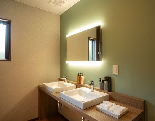 1階浴室前に洗面台とアメニティ