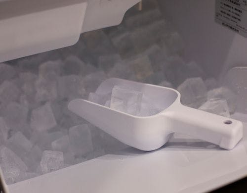 キッチンには、製氷機もあります。