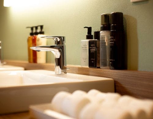 浴室前にアメニティをご用意