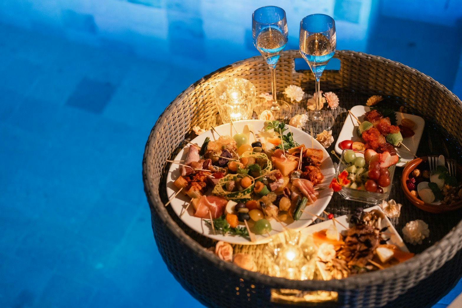 ดินเนอร์ลอยน้ำสุดเพลิดเพลินในสระว่ายน้ำ