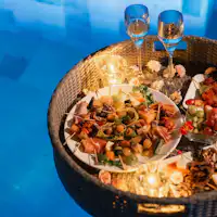 ดินเนอร์ลอยน้ำสุดเพลิดเพลินในสระว่ายน้ำ