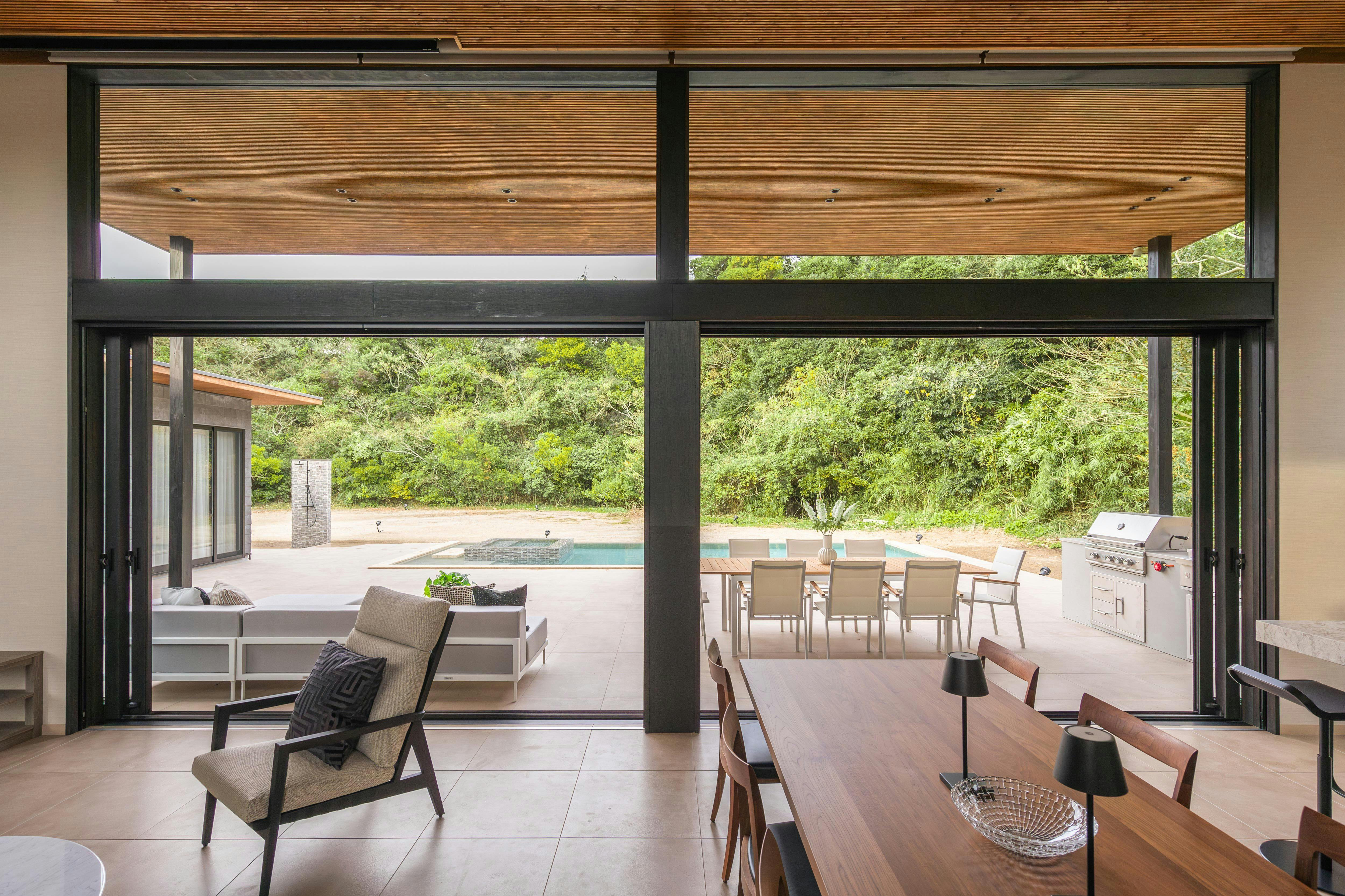 สวนส่วนตัวที่มองเห็นได้จากห้องรับประทานอาหาร