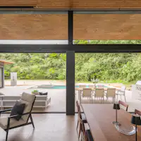 สวนส่วนตัวที่มองเห็นได้จากห้องรับประทานอาหาร