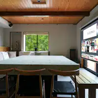 リビングエリア(大画面スクリーン完備)