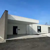 KISIN 入口・駐車場