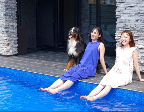 ワンちゃんもプールに入れます。